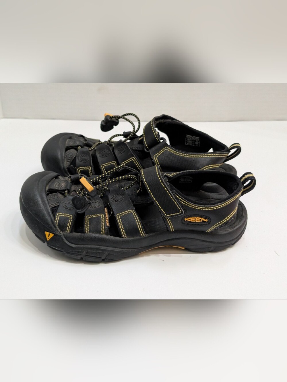 KEEN Newport Youth Size 3 Waterproof Hiking Black Sandals Shoes Boy's Kid's